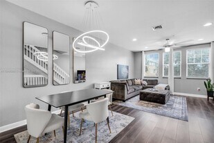 447 Corte Madera Ln in West Palm Beach, FL - Building Photo