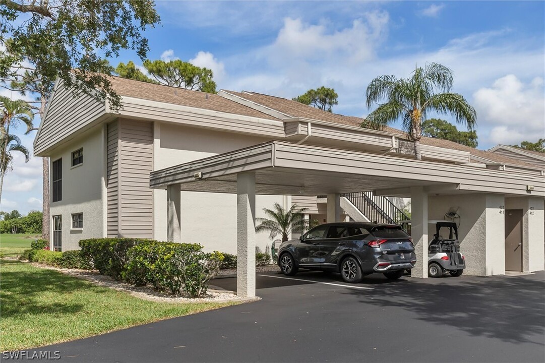 5625 Trailwinds Dr in Ft. Myers, FL - Foto de edificio