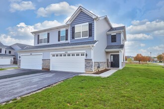 Deercrest Luxury Townhomes in Antioch, IL - Building Photo - Building Photo