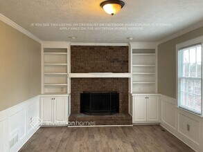 5696 Mountain Crescent in Stone Mountain, GA - Building Photo - Building Photo