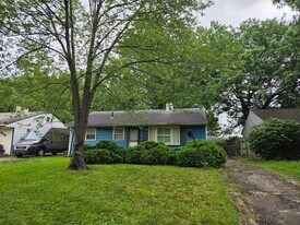 946 S Hampton Rd in Columbus, OH - Building Photo