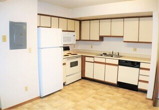 408 Peterson St in Iowa City, IA - Building Photo - Building Photo