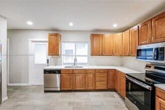 2480 NW 63rd Ave in Sunrise, FL - Building Photo - Building Photo