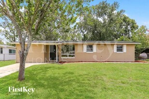 447 W Clermont Dr in Orange Park, FL - Building Photo