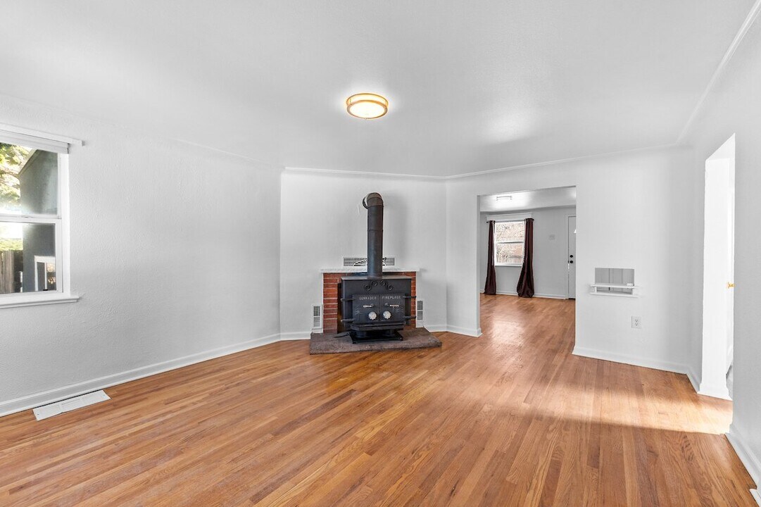 198 S Holland St in Lakewood, CO - Building Photo