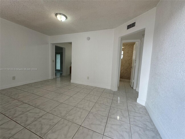 5819 Moseley St in Hollywood, FL - Building Photo - Building Photo