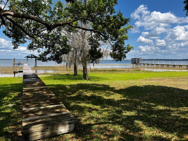 12595 SE Sunset Harbor Rd in Weirsdale, FL - Building Photo - Building Photo