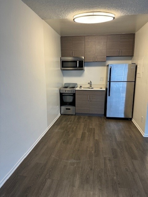 Balboa Grande Apartments in Granada Hills, CA - Foto de edificio - Building Photo