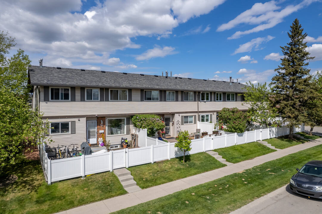 Braemeadows in Calgary, AB - Building Photo