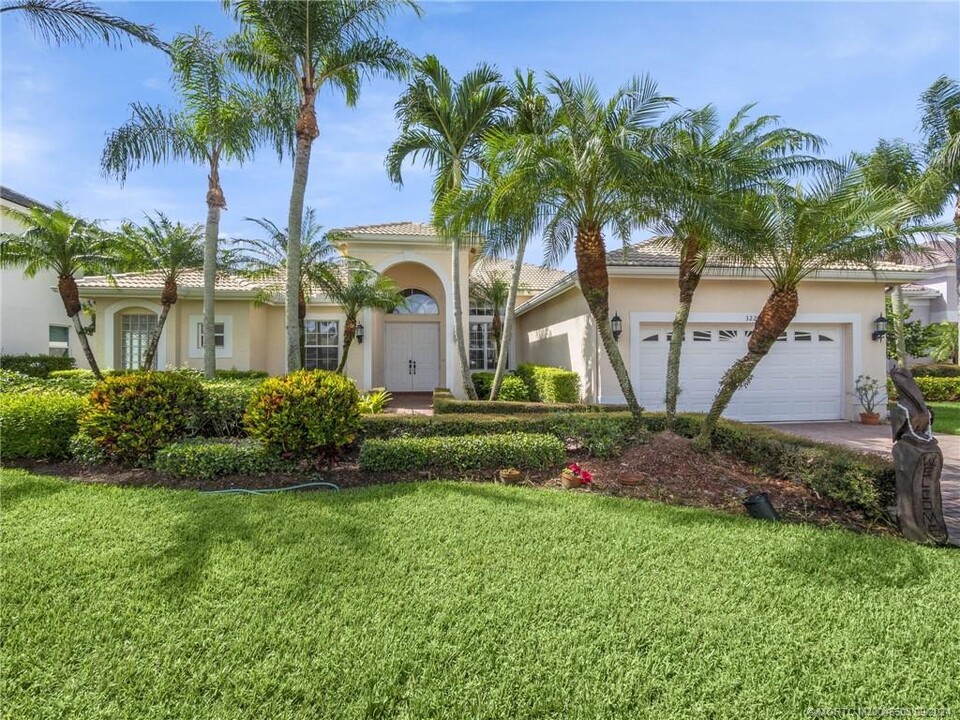 3227 Braemar Way in Port St. Lucie, FL - Foto de edificio