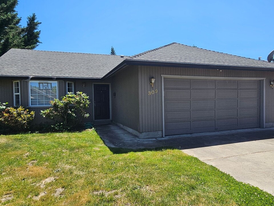 309 Garfield St in Medford, OR - Building Photo