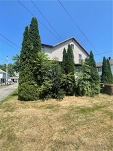 233 E Pine St in Grove City, PA - Building Photo - Building Photo
