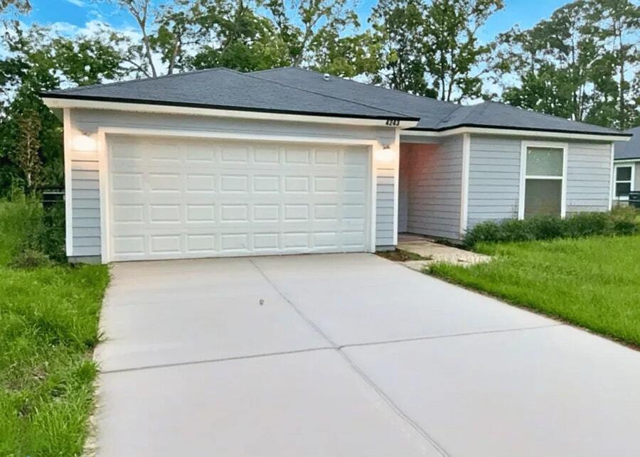 4243 Spring Park Rd in Jacksonville, FL - Building Photo