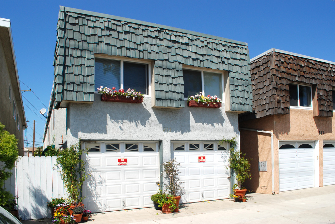 211 Seal Beach Blvd in Seal Beach, CA - Building Photo