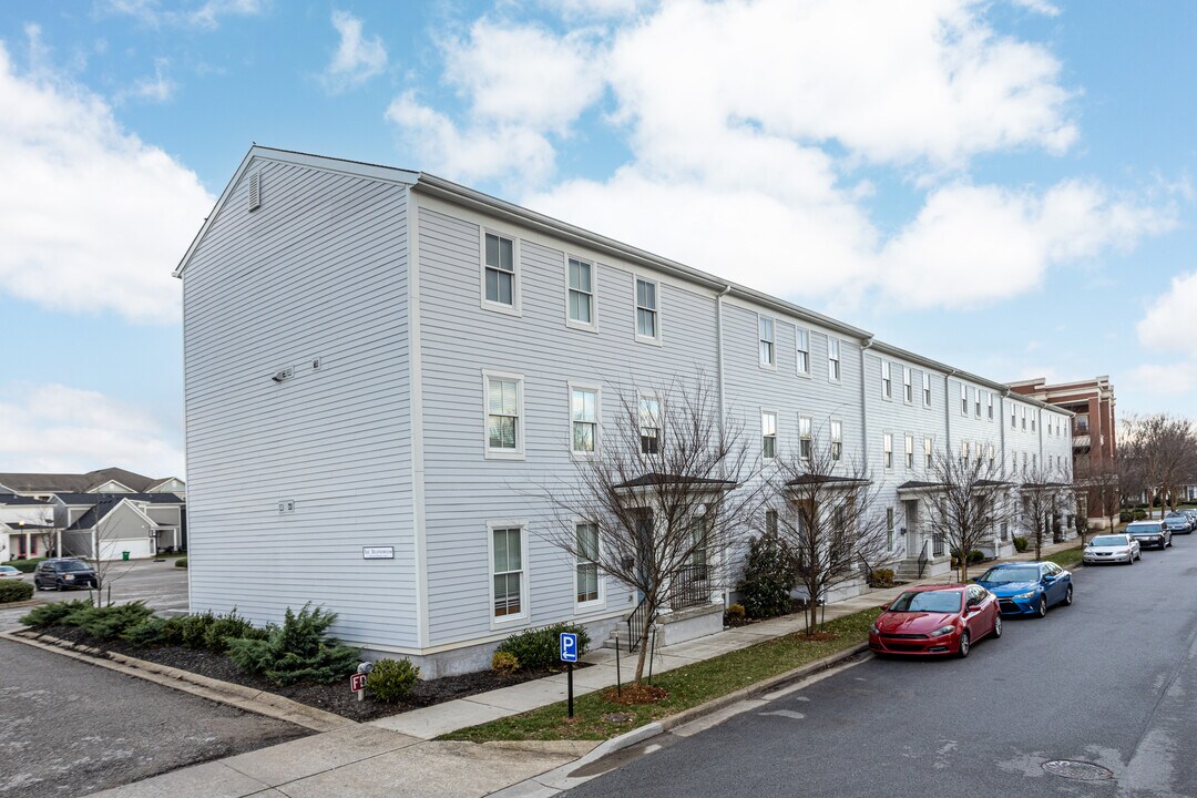 The Delphinium Apartments in Prospect, KY - Foto de edificio