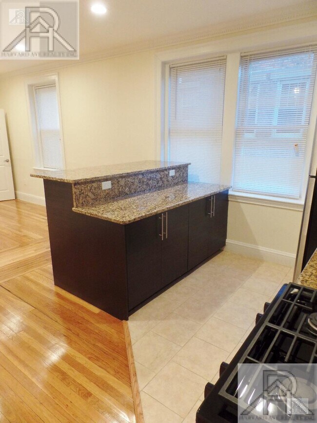 73 Thatcher St, Unit 402 in Brookline, MA - Foto de edificio - Building Photo