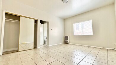 5606 S Figueroa St in Los Angeles, CA - Building Photo - Building Photo