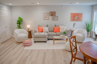 Joslen Commons Apartments in Hudson, NY - Foto de edificio - Building Photo