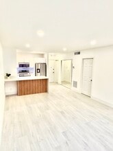 1520 McKinley St, Unit 116 E in Hollywood, FL - Building Photo - Building Photo