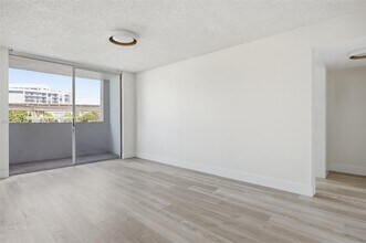 1010 NW 11th St in Miami, FL - Building Photo - Building Photo