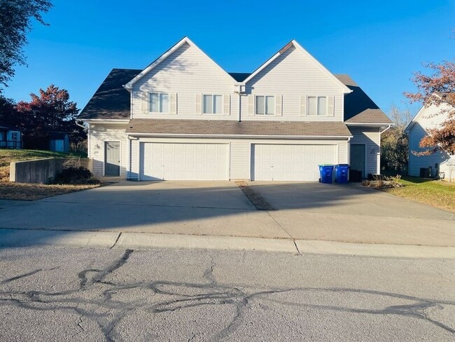 808 NE Independence Ct in Lee's Summit, MO - Building Photo - Building Photo