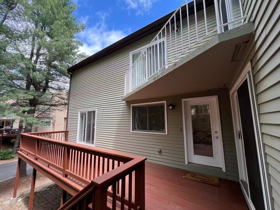 194 Captain Eames Cir in Ashland, MA - Building Photo