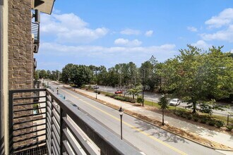 5300 Peachtree Rd in Atlanta, GA - Building Photo - Building Photo
