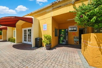 17901 NW 68th Ave, Unit T206 in Hialeah, FL - Foto de edificio - Building Photo