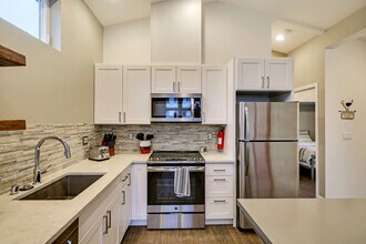 2732 44th Ave SW in Seattle, WA - Building Photo - Building Photo