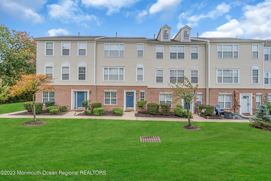 11 Kosmoski Terrace in Sayreville, NJ - Foto de edificio