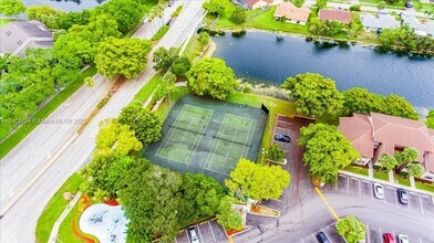 9939 Nob Hill Pl in Sunrise, FL - Foto de edificio - Building Photo
