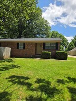 211 S Carl St in Siloam Springs, AR - Building Photo
