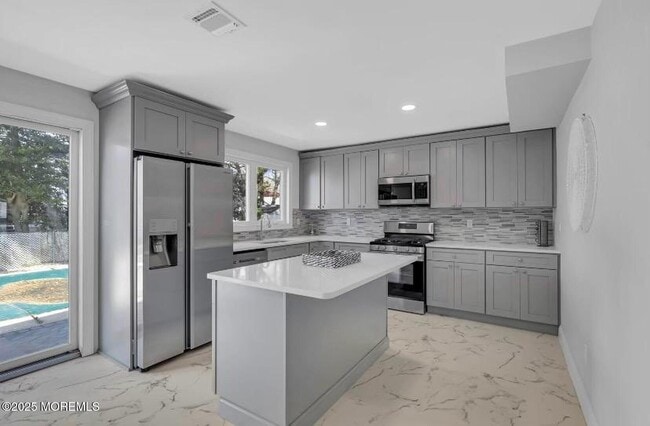 property at 1143 Roe Ave
