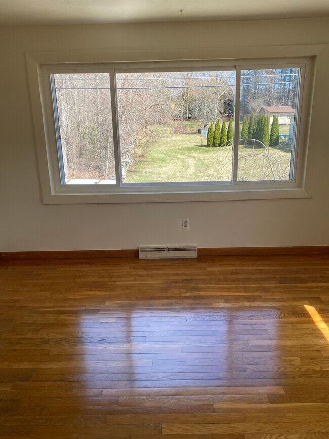 948 School St, Unit 2 in Webster, MA - Foto de edificio - Building Photo