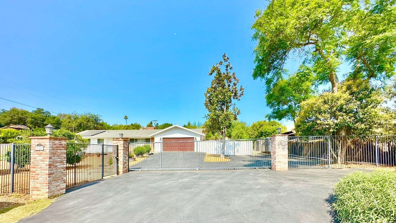 748 Hamilton Ln in Fallbrook, CA - Building Photo