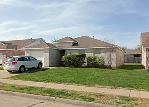 Breckenridge Village in Ennis, TX - Building Photo - Building Photo