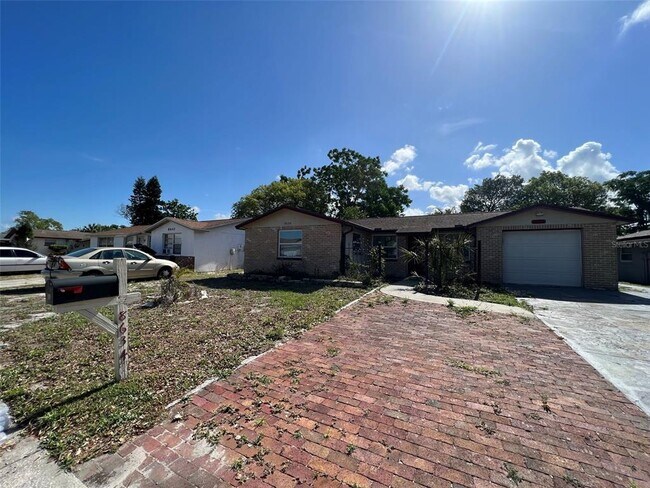 8634 Sabal Way in Port Richey, FL - Foto de edificio - Building Photo