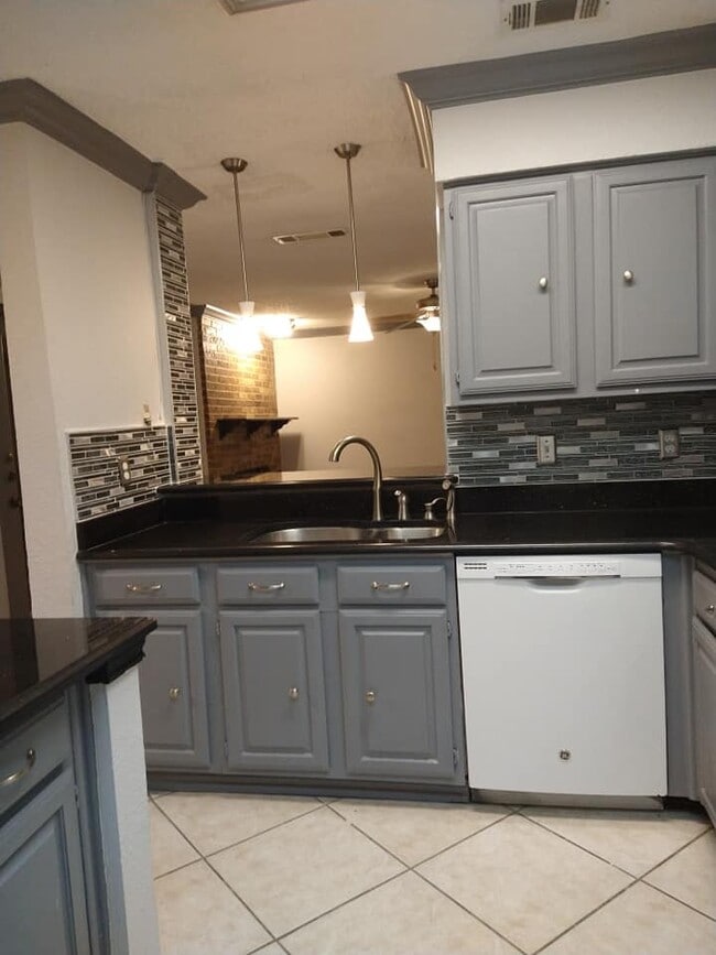 1108 Harwell Dr, Unit Cloisters Condominuns in Arlington, TX - Building Photo - Building Photo