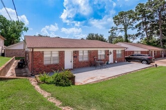 2125 Avenue N in Huntsville, TX - Building Photo - Building Photo