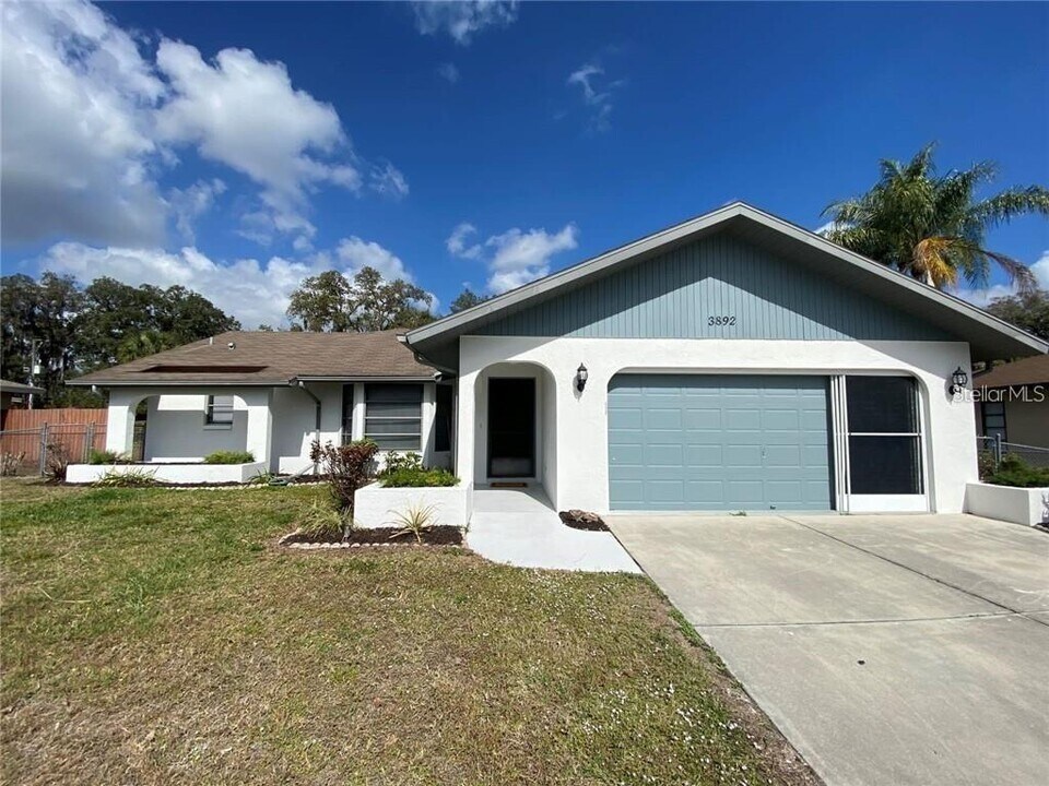 3892 Suburban Ln in North Port, FL - Building Photo