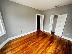 33 Adamson St, Unit 3 in Boston, MA - Foto de edificio - Building Photo