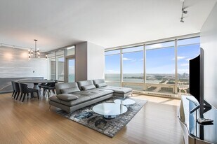 340 E Randolph St in Chicago, IL - Building Photo