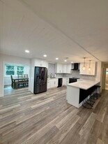 511 SW N Riverpoint Dr in Stuart, FL - Building Photo