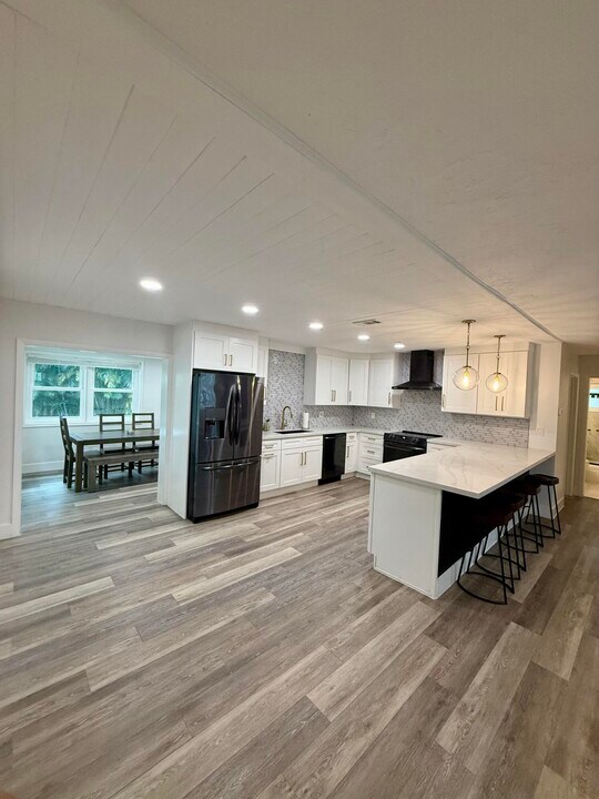 511 SW N Riverpoint Dr in Stuart, FL - Building Photo