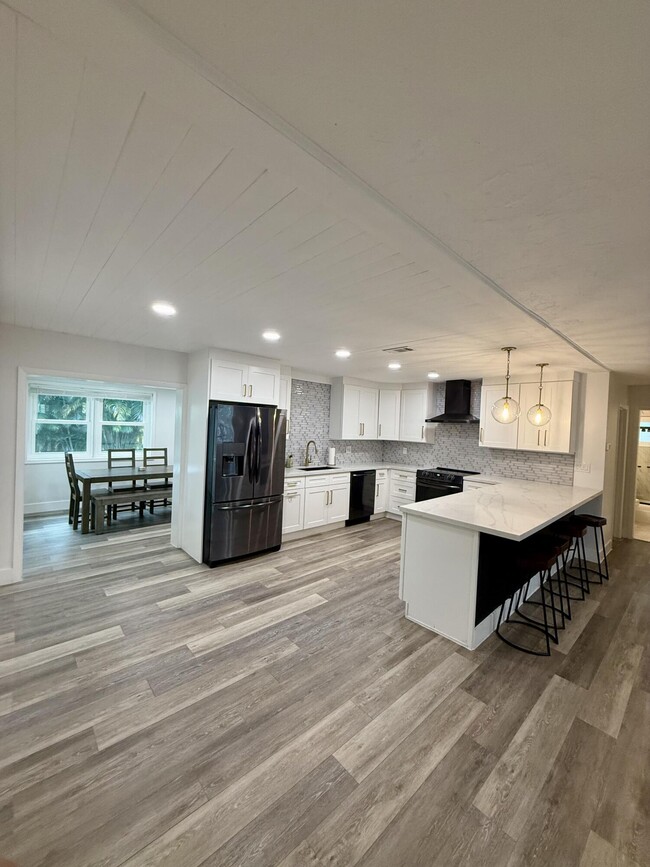 property at 511 SW N Riverpoint Dr