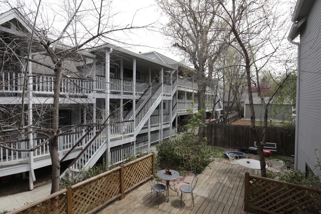 Port Court Apartments in Boulder, CO - Foto de edificio - Building Photo