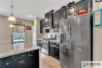 605 Bayside Ct in South Amboy, NJ - Building Photo - Building Photo