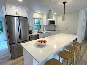 370 Wallis Rd in Rye, NH - Building Photo - Building Photo