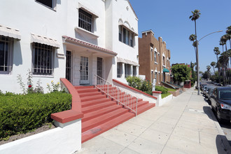 155 S Manhattan Pl in Los Angeles, CA - Foto de edificio - Building Photo