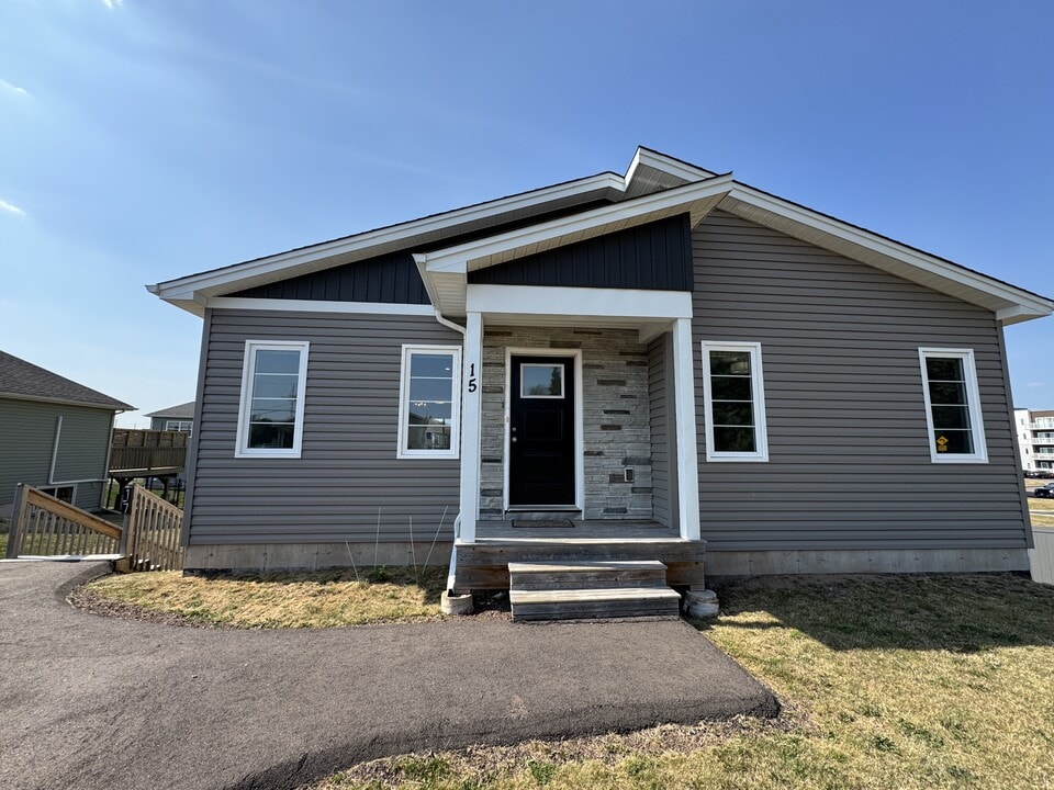 15 Clover St in Moncton, NB - Building Photo